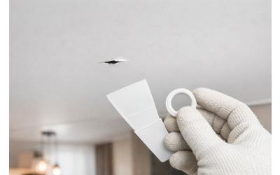 Как заделать дырку в натяжном потолке: технический разбор и допустимые решения