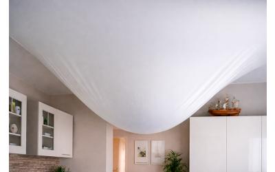 КАК САМОСТОЯТЕЛЬНО СЛИВАЮТ ВОДУ С НАТЯЖНОГО ПОТОЛКА?